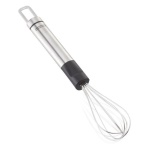 Leifheit - Chic, semplice ed elegante: è questo lo stile degli strumenti da cucina LEIFHEIT della serie ProLine. La combinazione di alta qualità dell'acciaio inox e della plastica nera è una caratteristica di design di tutte le cucine ed è perfetta per servire in tavola. Anche la maneggevolezza soddisfa le aspettative. L'impugnatura ovale della frusta mini ProLine in acciaio inox di alta qualità rimane comodamente e saldamente in mano e conferisce una piacevole stabilità