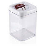 Leifheit - Apertura e chiusura con una sola mano: sono questi i vantaggi dei pratici contenitori fresh & easy di Leifheit. È possibile riconoscere questi articoli dal design elegante e dall'anello rosso del sistema di controllo ad una mano brevettato. Per aprire, è sufficiente sollevare l'anello. Per effettuare la chiusura, applicare il coperchio e ribaltare l'anello: a questo punto tutti prodotti sono chiusi in modo ermetico ed impermeabile. Grazie alla loro forma, i contenitori fresh & easy si possono impilare in mo