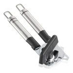 Leifheit - Chic, semplice ed elegante: è questo lo stile degli strumenti da cucina LEIFHEIT della serie ProLine. La combinazione di alta qualità dell'acciaio inox e della plastica nera è una caratteristica di design di tutte le cucine in cui regna anche la praticità. La tecnologia di taglio collaudata milioni di volte dell'apriscatole ProLine apre le scatolette in modo sicuro e veloce. Le impugnature ovali rimangono comodamente e saldamente in mano. L'acciaio inossidabile di alta qualità conferisce una piacevole stabi