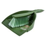 Tonkita - Paletta realizzata tutta d’un pezzo, solo con materiali riciclati e riciclabili certificati, senza l’aggiunta di componenti ( profilo, rivestimenti) che non possano essere realizzati con plastiche riciclate: compatta e flessibile per meglio adattarsi alle superfici e facilitare la raccolta dello sporco. La spazzola, prodotta solo con materiale plastico riciclato e riciclabile certificato, ha setole in PET riciclato e senza coloranti aggiunti. Grazie ai manici ad incastro, il set può essere riposto con il mi