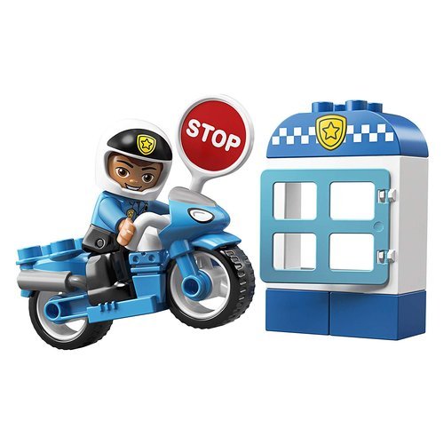10900 Include il personaggio dell’agente di polizia LEGO DUPLO. Contiene una moto della polizia giocattolo e un chiosco della polizia con finestra apribile. Include anche un paletta con scritta “stop