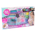 Nice - Un MEGA set dell’ORIGINALE telaio ELASTICOLOR PRO con ricchissimo assortimento di elastici e accessori colorati. Contiene una graziosa ed utile valigetta per conservare tutto in ordine! NOVITA di questo kit sono i 4 graziosi CHARMS di gomma: per rendere le tue creazioni ancora più particolari. DIVERTITI A CREARE SEMPRE NUOVI ACCESSORI ALLA MODA ORA ANCHE CON GLI ELASTICOLOR CHARMS! Il mega set contiene:1 telaio ELASTICOLOR PRO 4 file, 1 valigetta media, 2400 ela- stici (colori assortiti), 2 uncinetti e 1 mi