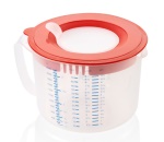 Leifheit - Un bicchiere da miscelazione graduato, molte funzioni pratiche: dotato di un paraspruzzi ed un meccanismo di filtraggio regolabile in tre posizioni per un'erogazione dosata, un coperchio salvafreschezza e scale graduate ben leggibili per zucchero, farina e liquidi. Il fondo rivestito in gomma garantisce una posizione stabile ed antiscivolo. La capacità è di 2,2 litri