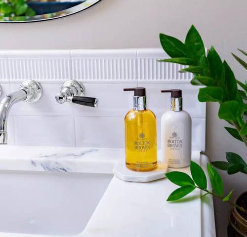 Molton Brown Flora luminare sapone liquido - 300 ml Sapone liquido Molton Brown Flora luminare sapone liquido - 300 ml