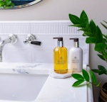 Molton Brown - Crema mani Molton Brown Flora luminare lozione mani - 300 ml