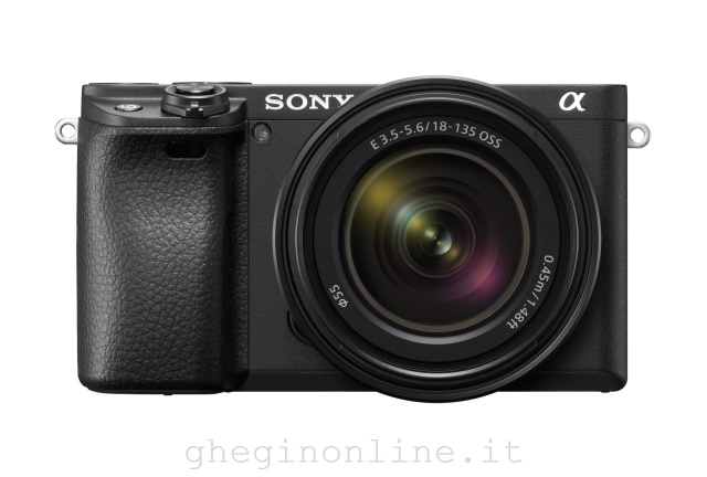 Sony α Alpha 6400 con obiettivo 18-135mm, mirrorless APS-C con Real-Time Eye AF