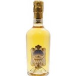 FOSS MARAI - Territoriale.Un passito diverso che si presenta con un colore giallo carico dai riflessi dorati e con residuo di anidride carbonica da fermentazione che esalta la complessità dei profumi originali del Moscato Reale a cui si aggiungono dei sentori floreali di rosa.