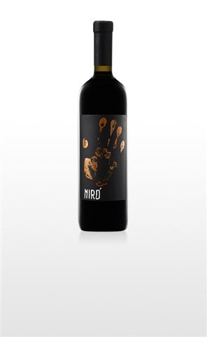 FOSS MARAI Vino rosso NIRO I.G.T. aglianico 0,75 lt. L'uva di Aglianico allevata su un terreno collinare esposto a mezzogiorno, in un microclima favorevole, origina un vino di colore rosso rubino, le