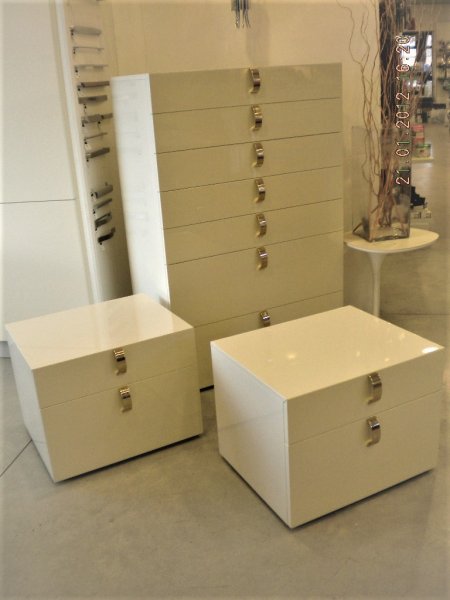 Flou Splendor comodino 2 cassetti laccato lucido avorio con maniglie placcate oro