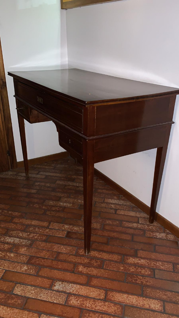 Gheginonline 1045380 Scrivania 104x53x80 con 3 cassetti e gambe a spillo